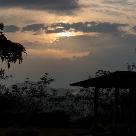 Kasenda Lake Mwamba Lodge מראה חיצוני תמונה